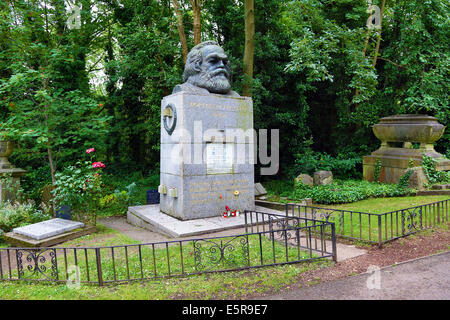 Tombes dans le Cimetière de Highgate Cemetery, Londres, Angleterre. Banque D'Images