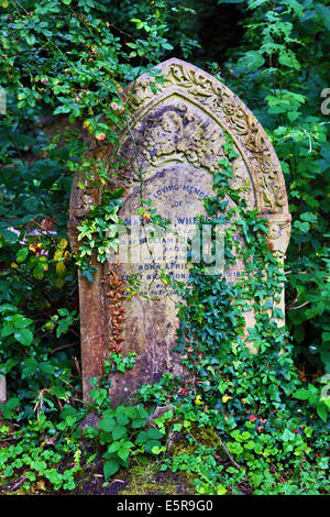 Tombes dans le Cimetière de Highgate Cemetery, Londres, Angleterre. Banque D'Images