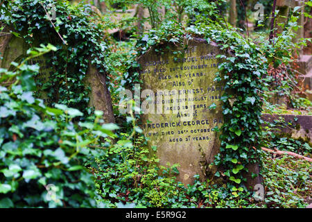 Tombes dans le Cimetière de Highgate Cemetery, Londres, Angleterre. Banque D'Images