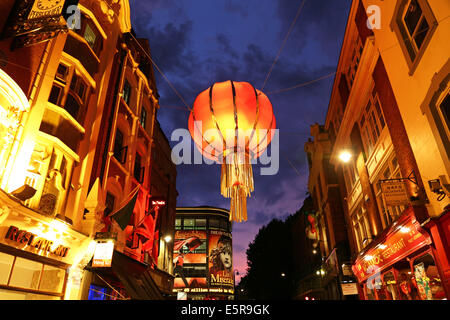 Lanterne chinoise rouge géant au coucher du soleil à Chinatown, Londres, Angleterre. Banque D'Images