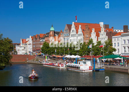 Les péniches touristiques sur la rivière Trave à Obertrave dans la ville hanséatique de Lübeck, Schleswig-Holstein, Allemagne Banque D'Images