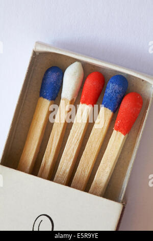 Rouge Blanc et bleu correspond dans match fort sur fond blanc Banque D'Images