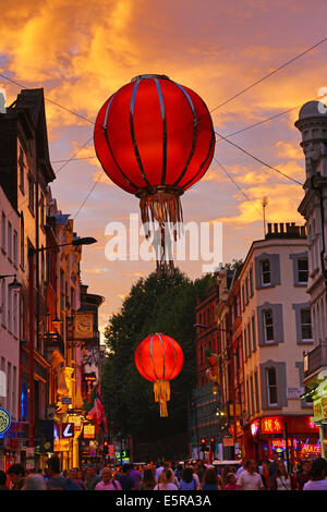 Lanterne chinoise rouge géant au coucher du soleil à Chinatown, Londres, Angleterre. Banque D'Images