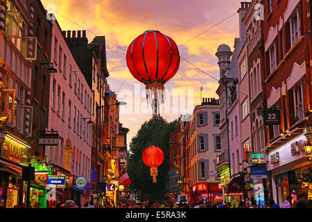 Lanterne chinoise rouge géant au coucher du soleil à Chinatown, Londres, Angleterre. Banque D'Images