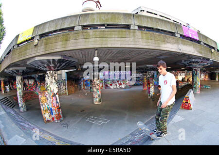 Southbank skate park dans l'Undercroft du Southbank Centre, Londres, Angleterre. Banque D'Images