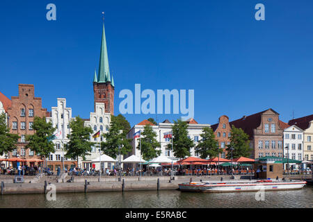 Vue sur l'église Saint Petri Lübecker / Petrikirche le long de la rivière Trave à Obertrave à Lübeck, Schleswig-Holstein, Allemagne Banque D'Images