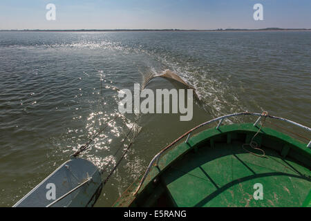 Bateau de crevettes avec filet de pêche La pêche des crevettes sur la mer du Nord Banque D'Images