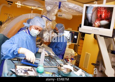 Patient avec arthosis disque intervertébral dégénératif qui reçoivent une prothèse pour traiter une hernie discale cervicale ce disque cervical Banque D'Images