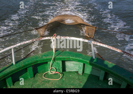 Bateau de crevettes avec filet de pêche La pêche des crevettes sur la mer du Nord Banque D'Images