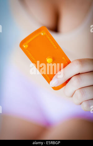 Femme tenant le Norlevo pilule du lendemain (contraception orale d'urgence). Banque D'Images