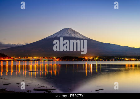 Mt. Fuji, le Japon vu du lac Kawaguchi au crépuscule. Banque D'Images