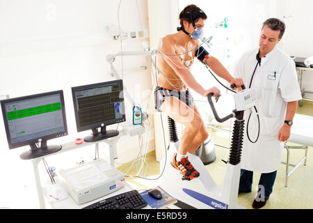 L'homme l'objet d'un test d'effort et un test de fonction pulmonaire, les maladies respiratoires, ministère de l'hôpital de Limoges, France. Banque D'Images