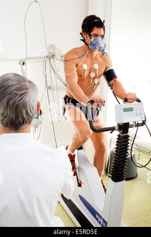 L'homme l'objet d'un test d'effort et un test de fonction pulmonaire, les maladies respiratoires, ministère de l'hôpital de Limoges, France. Banque D'Images