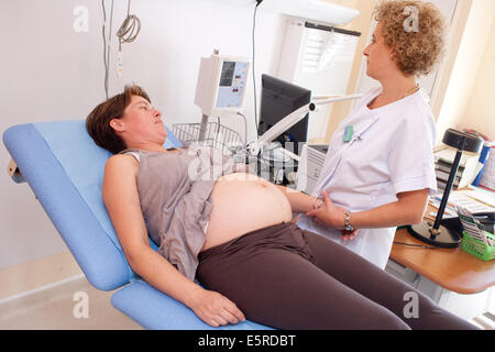 Troisième trimestre de femme enceinte à la consultation prénatale, de l'Obstétrique et gynécologie, Hôpital de Saintonges, Saintes, Banque D'Images