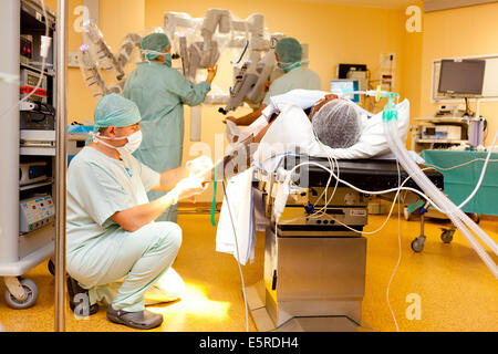 Prostatectomie radicale effectuée par le robot da Vinci de la téléchirurgie, dont quatre bras articulés et appareil photo sont contrôlés à distance par Banque D'Images