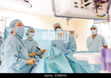 Prostatectomie radicale effectuée par le robot da Vinci de la téléchirurgie, dont quatre bras articulés et appareil photo sont contrôlés à distance par Banque D'Images