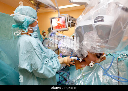 Prostatectomie radicale effectuée par le robot da Vinci de la téléchirurgie, dont quatre bras articulés et appareil photo sont contrôlés à distance par Banque D'Images