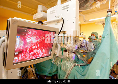 Prostatectomie radicale effectuée par le robot da Vinci de la téléchirurgie, dont quatre bras articulés et appareil photo sont contrôlés à distance par Banque D'Images