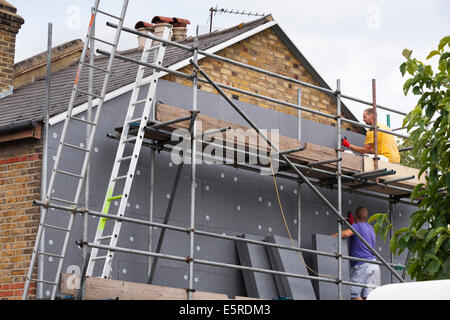 Les constructeurs / mise en place d'isolation des murs en mousse rigide panneaux / feuilles / conseils scolaires à la fin de gable UK chambre victorienne avec terrasse Banque D'Images