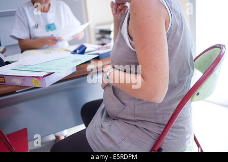 Troisième trimestre de femme enceinte à la consultation prénatale, de l'Obstétrique et gynécologie, Hôpital de Saintonges, Saintes, Banque D'Images