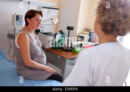 Troisième trimestre de femme enceinte à la consultation prénatale, de l'Obstétrique et gynécologie, Hôpital de Saintonges, Saintes, Banque D'Images