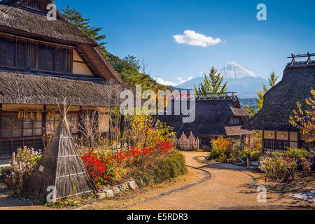 Mt. Fuji, le Japon vu de l'Iyashi-no-sato village historique. Banque D'Images