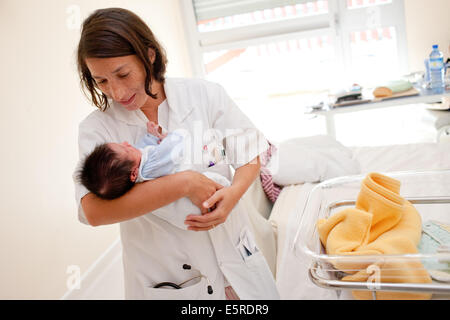 Pédiatre avec un bébé nouveau-né, de l'Obstétrique et gynécologie, Hôpital de Saintonges, Saintes, France. Banque D'Images