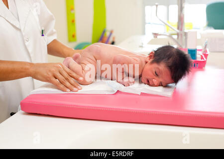 Pédiatre examinant un bébé nouveau-né, de l'Obstétrique et gynécologie, Hôpital de Saintonges, Saintes, France. Banque D'Images