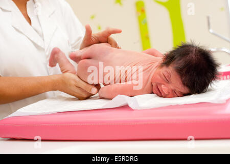 Pédiatre examinant un bébé nouveau-né, de l'Obstétrique et gynécologie, Hôpital de Saintonges, Saintes, France. Banque D'Images