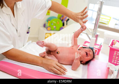 Pédiatre examinant un bébé nouveau-né (saisir), d'Obstétrique et gynécologie, Hôpital de Saintonges, Saintes, France. Banque D'Images