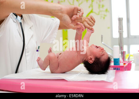 Pédiatre examinant un bébé nouveau-né (saisir), d'Obstétrique et gynécologie, Hôpital de Saintonges, Saintes, France. Banque D'Images