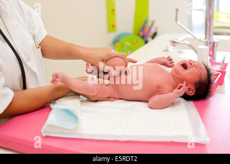 Pédiatre examinant un bébé nouveau-né, de l'Obstétrique et gynécologie, Hôpital de Saintonges, Saintes, France. Banque D'Images