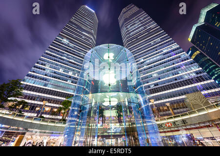 SHANGHAI, CHINE - le 19 juin 2014 : l'Apple Store à l'IFC Mall dans le quartier financier de Lujiazui. Banque D'Images