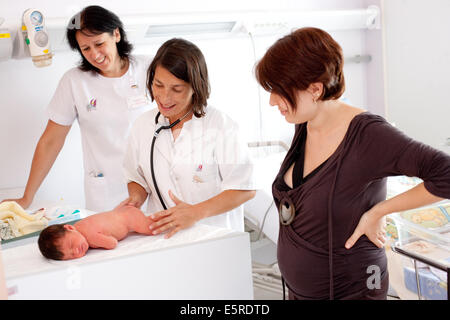 Pédiatre examinant un bébé nouveau-né, de l'Obstétrique et gynécologie, Hôpital de Saintonges, Saintes, France. Banque D'Images