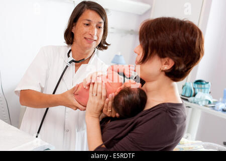 Pédiatre examinant un bébé nouveau-né, de l'Obstétrique et gynécologie, Hôpital de Saintonges, Saintes, France. Banque D'Images