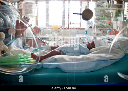 Bébé nouveau-né prématuré placé sous assistance respiratoire, département de néonatalogie, hôpital Robert Debré, Paris, France. Banque D'Images