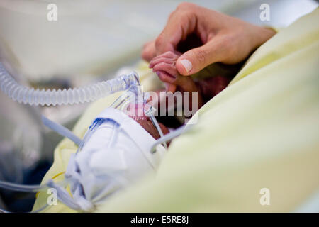 Bébé nouveau-né prématuré placé sous assistance respiratoire, département de néonatalogie, hôpital Robert Debré, Paris, France. Banque D'Images