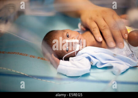 Bébé nouveau-né prématuré placé sous assistance respiratoire, département de néonatalogie, hôpital Robert Debré, Paris, France. Banque D'Images