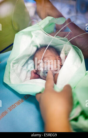 Bébé nouveau-né prématuré placé sous assistance respiratoire, département de néonatalogie, hôpital Robert Debré, Paris, France. Banque D'Images