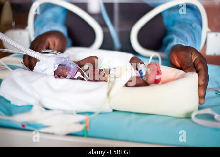 Bébé nouveau-né prématuré placé sous assistance respiratoire, département de néonatalogie, hôpital Robert Debré, Paris, France. Banque D'Images