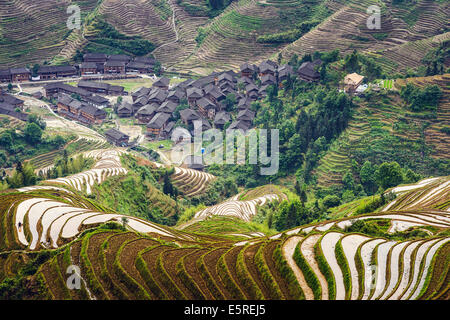 Village sur la montagne Yaoshan dans le Guangxi, Chine. Banque D'Images