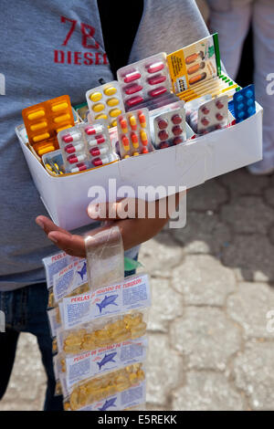 La contrefaçon de médicaments vendus sur un marché, au Guatemala. Banque D'Images