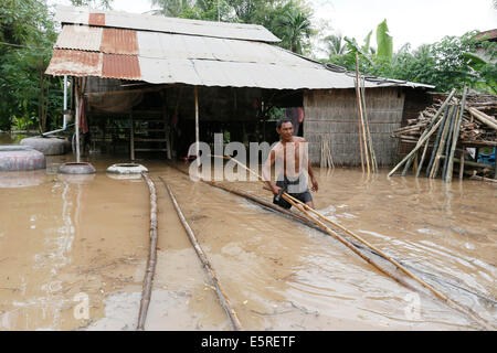 Phnom Penh, Cambodge. 5e août, 2014. Un homme patauge dans les eaux d'inondation dans le sud de la province de Kandal au Cambodge le 5 août, 2014. Les inondations ont frappé sept provinces cambodgiennes le long du Mékong et du lac Tonlé Sap et réclamé huit vies depuis la semaine dernière, un haut fonctionnaire a déclaré mardi qu'en cas de catastrophe. Source : Xinhua/Alamy Live News Banque D'Images