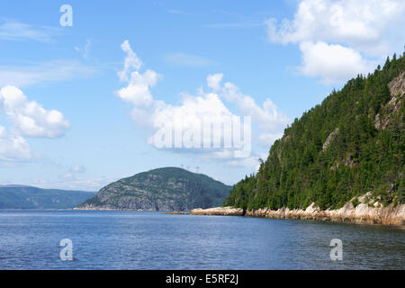 Saint Laurent, près de Tadoussac et le Fjord du Saguenay sur un jour nuageux d'été au Québec, Canada Banque D'Images