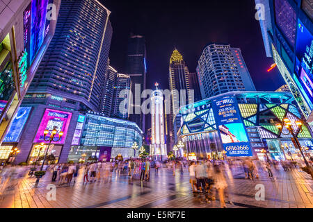 Les gens se promener dans la rue piétonne Jiefangbei CDB à Chongqing, Chine. Banque D'Images