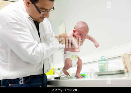 Première consultation d'un nouveau-né avec un omnipraticien, Dordogne, France. Banque D'Images