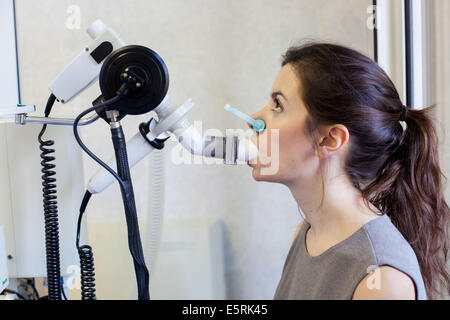 Femme subissant la pléthysmographie corporelle. Banque D'Images