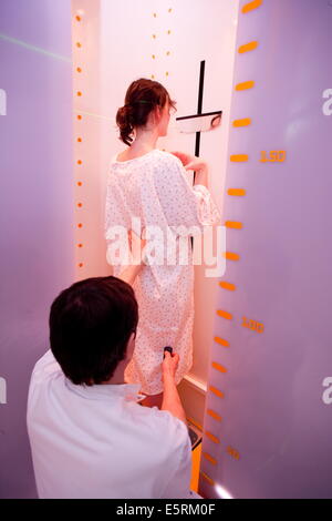 EOS biplanar scanner à rayons X, cette 2D et 3D digital X-ray imaging équipement est dédié à la pratique orthopédique et permis Banque D'Images