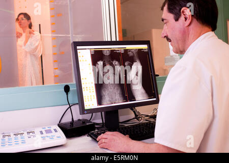 EOS biplanar scanner à rayons X, cette 2D et 3D digital X-ray imaging équipement est dédié à la pratique orthopédique et permis Banque D'Images