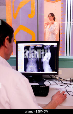 EOS biplanar scanner à rayons X, cette 2D et 3D digital X-ray imaging équipement est dédié à la pratique orthopédique et permis Banque D'Images